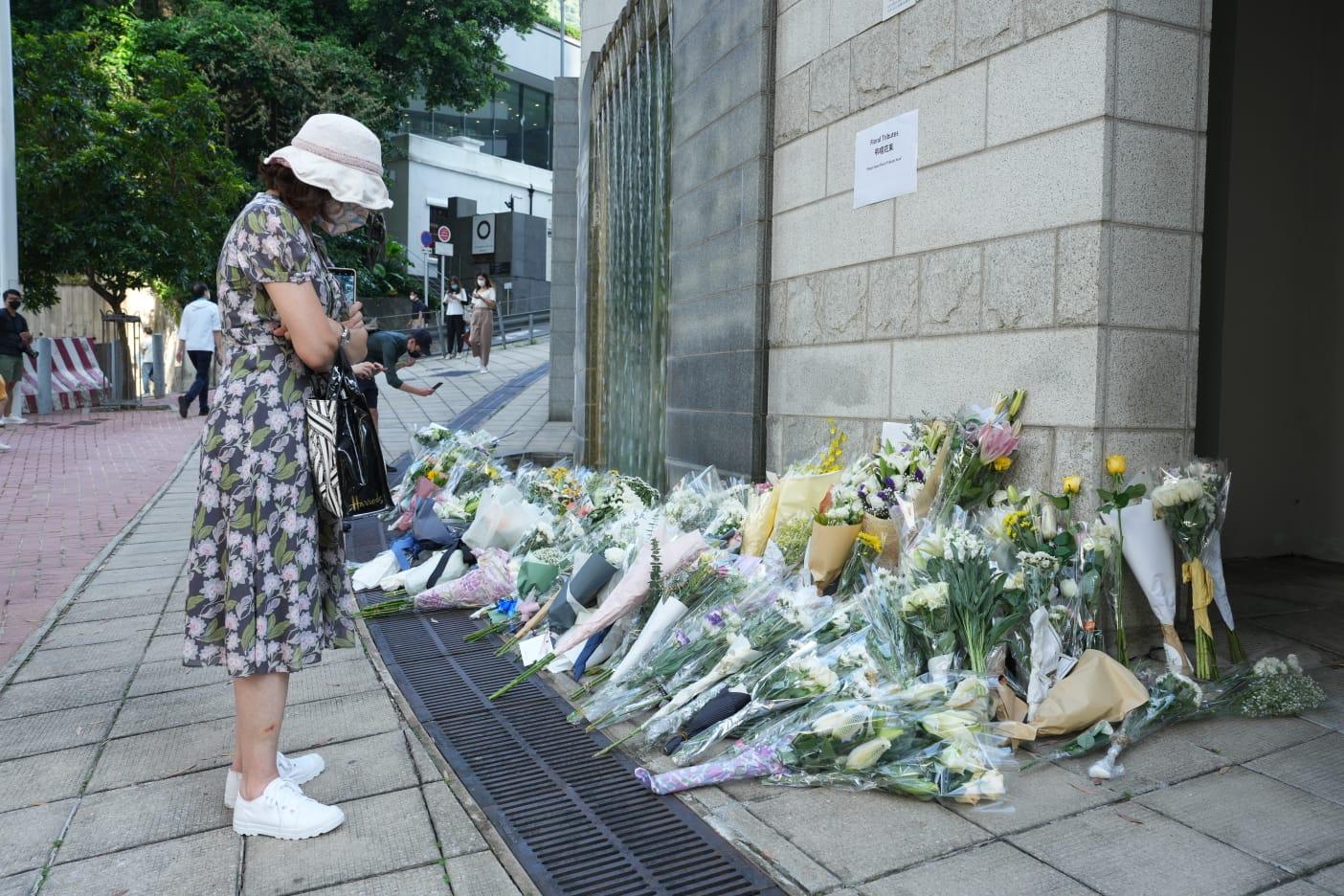 英女王逝世|英國駐港總領事館下半旗致哀 市民帶同花束到場