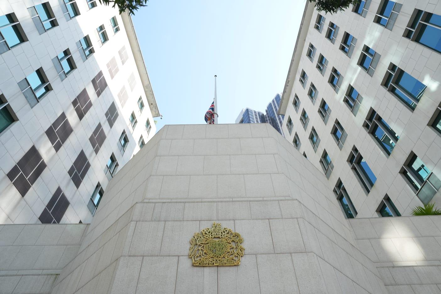 英女王逝世|英國駐港總領事館下半旗致哀 市民帶同花束到場