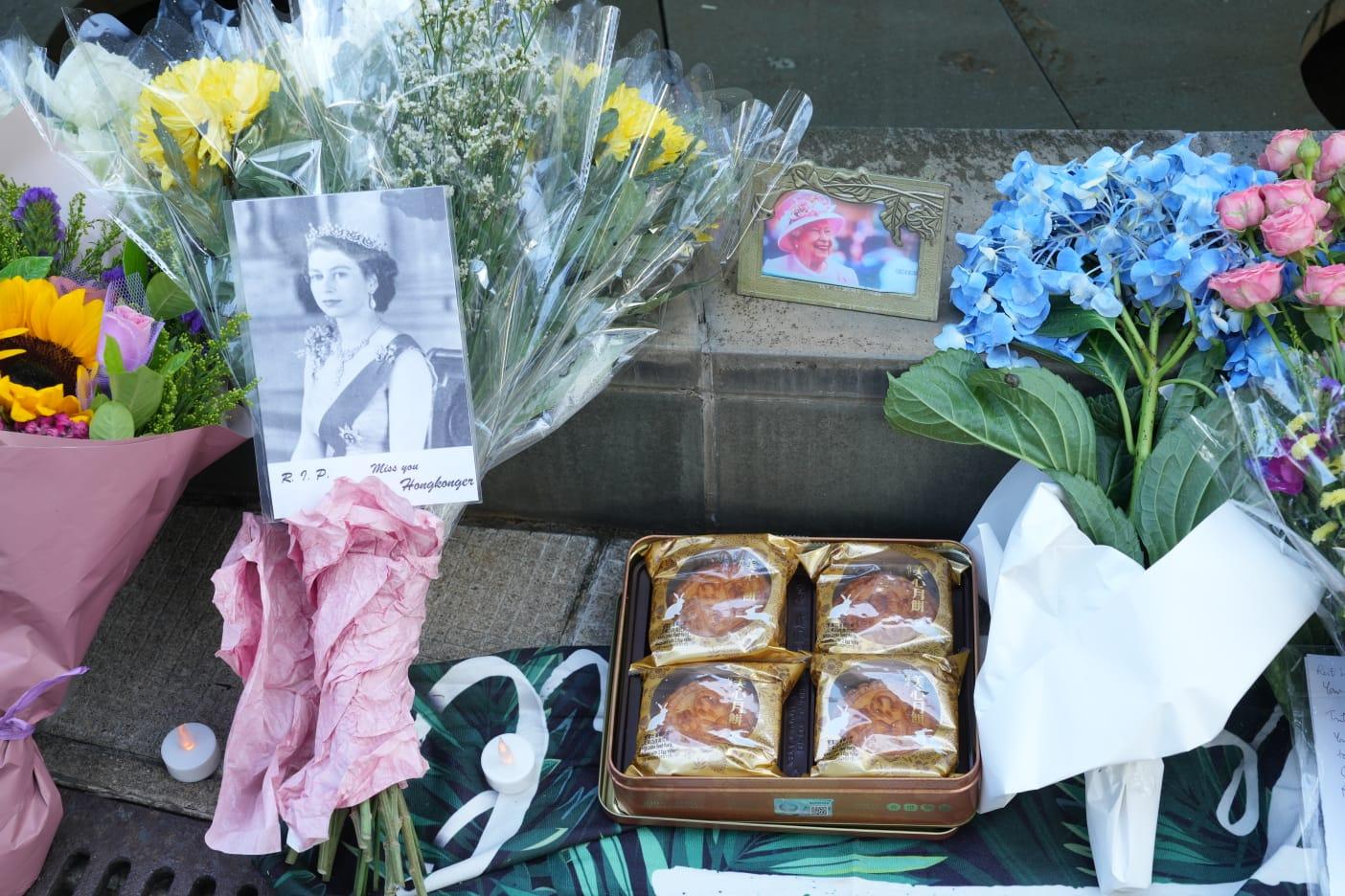 英女王逝世|英國駐港總領事館下半旗致哀 市民帶同花束到場