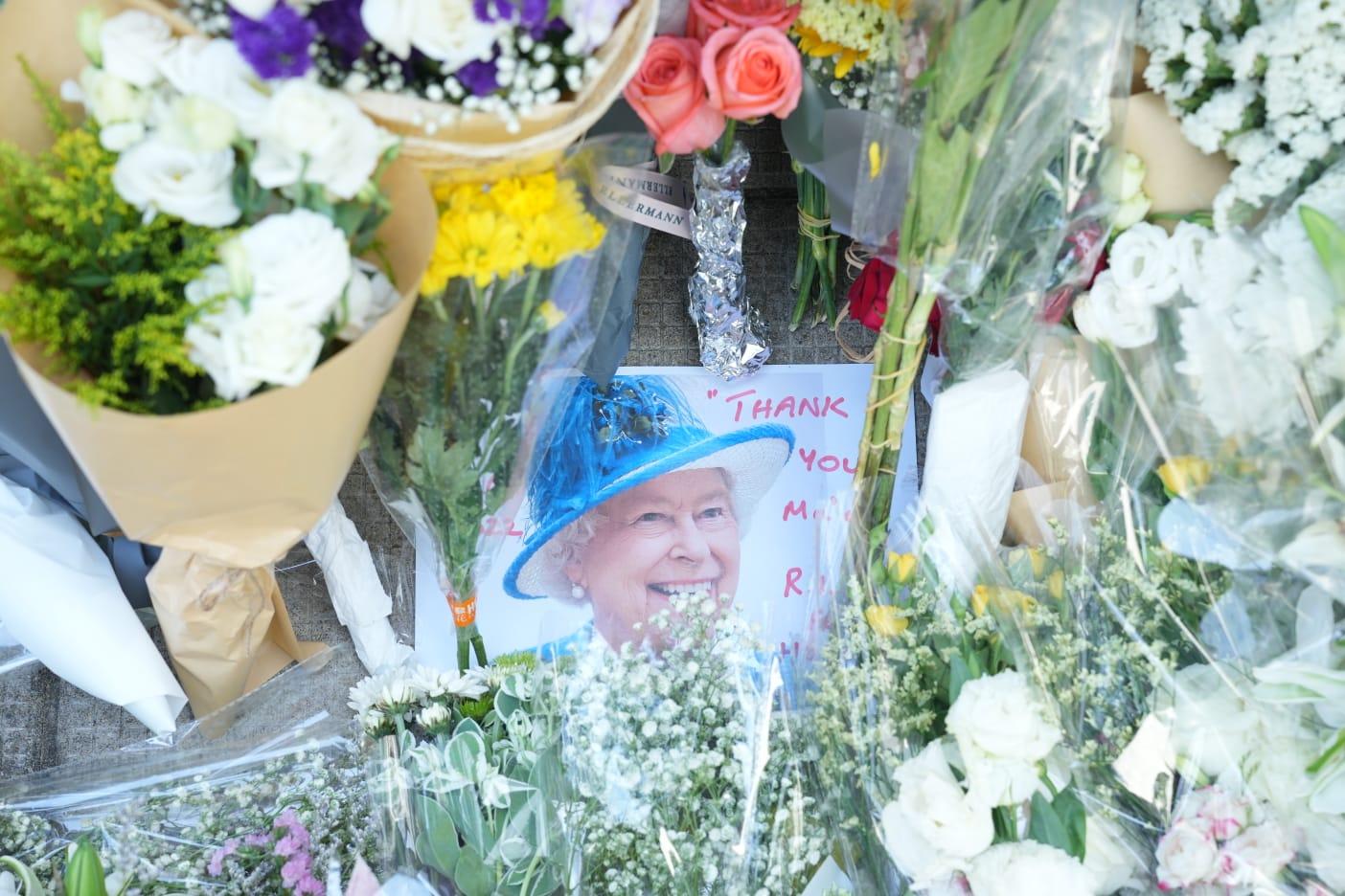 英女王逝世|英國駐港總領事館下半旗致哀 市民帶同花束到場