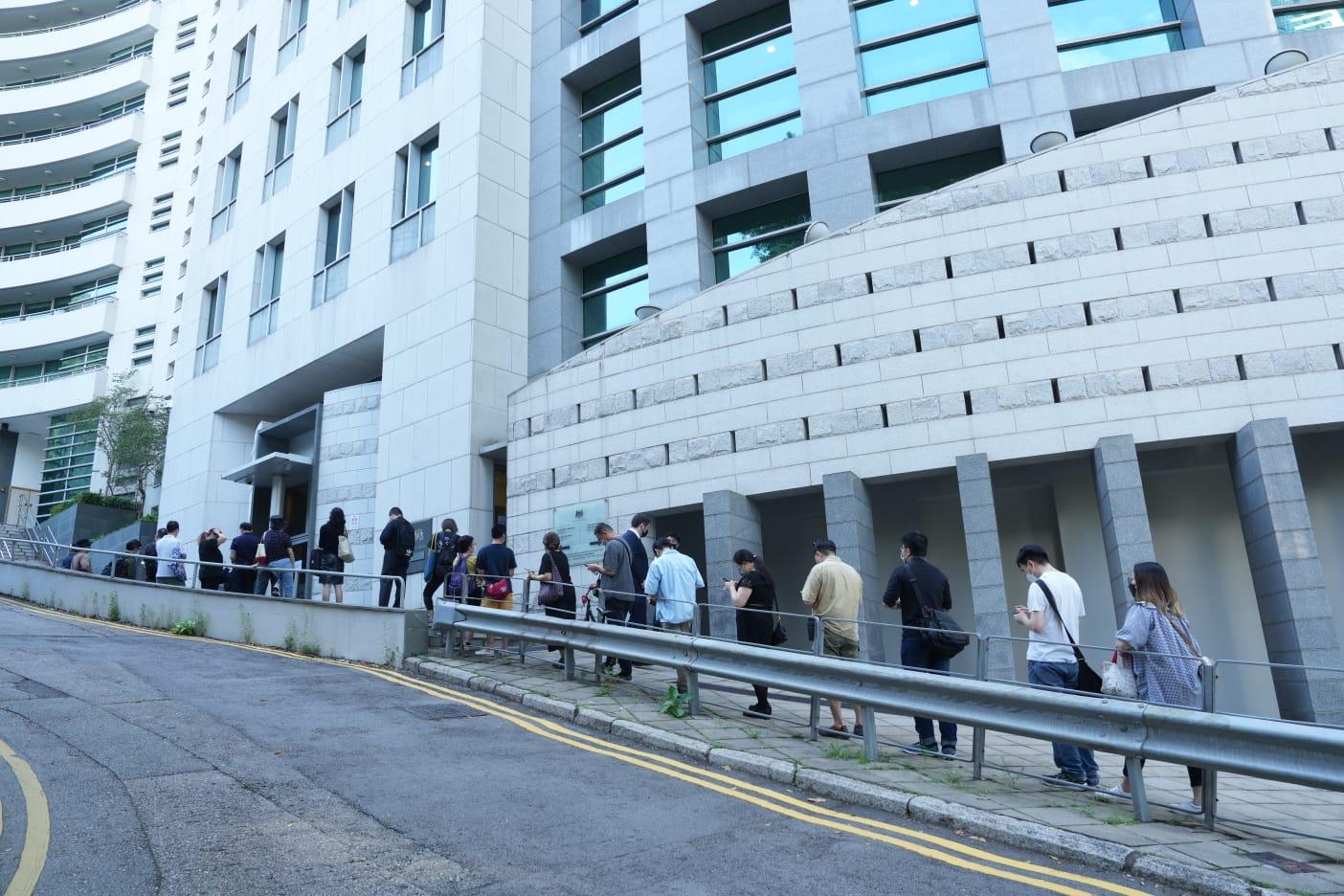 英女王逝世|英國駐港總領事館下半旗致哀 市民帶同花束到場