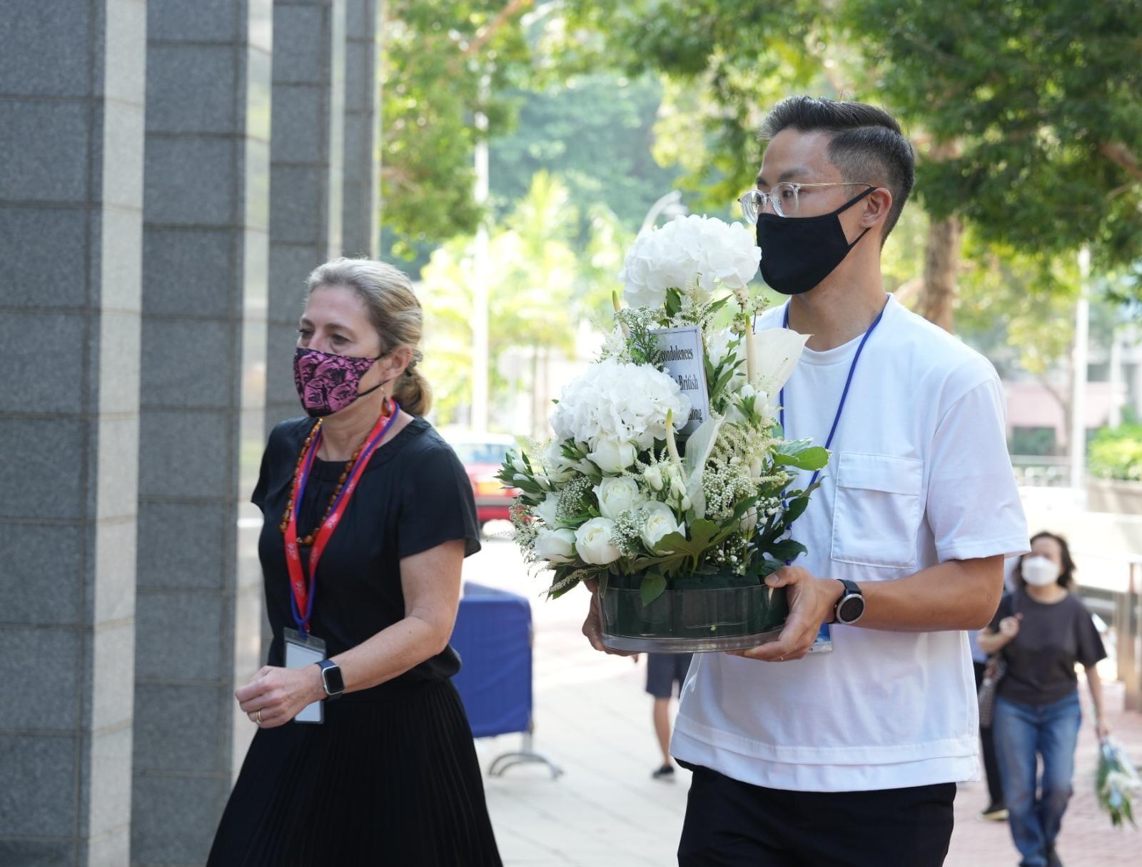 英女王逝世|英國駐港總領事館下半旗致哀 市民帶同花束到場