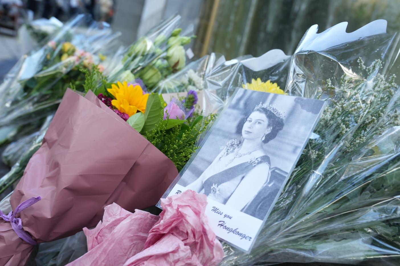 英女王逝世|英國駐港總領事館下半旗致哀 市民帶同花束到場