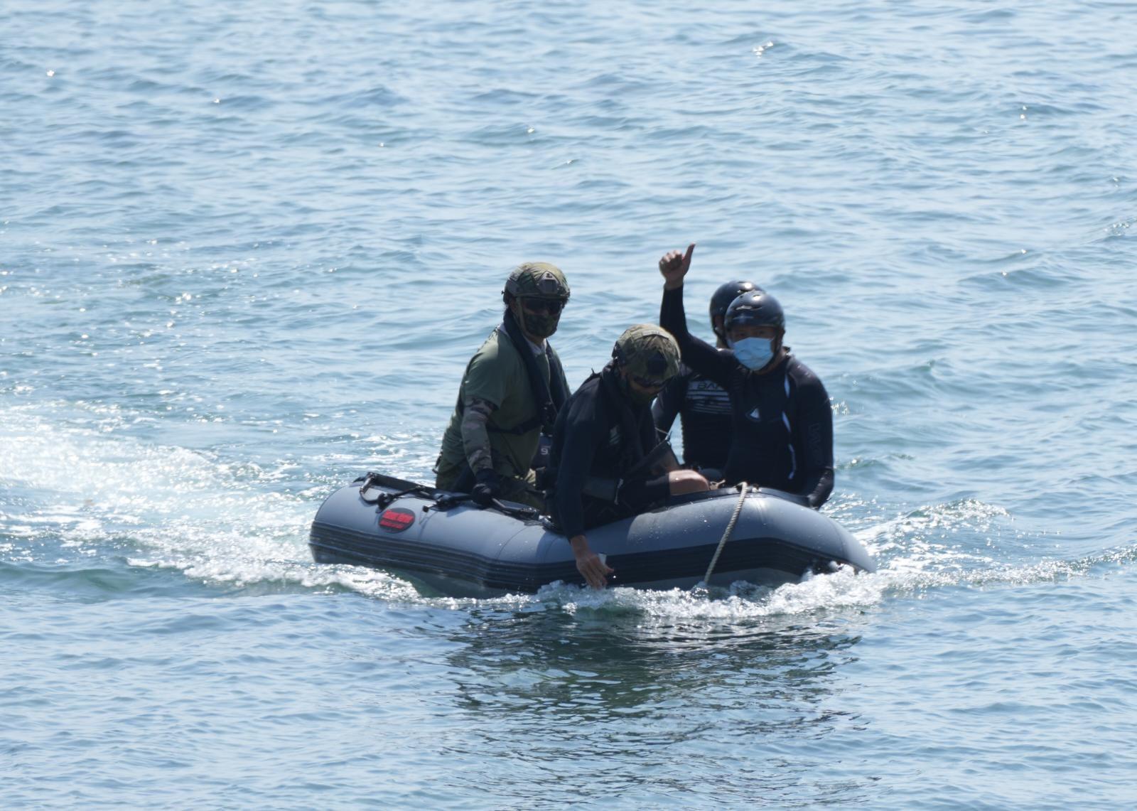 警方在鶴咀對開處理水雷。(陳奕釗攝)