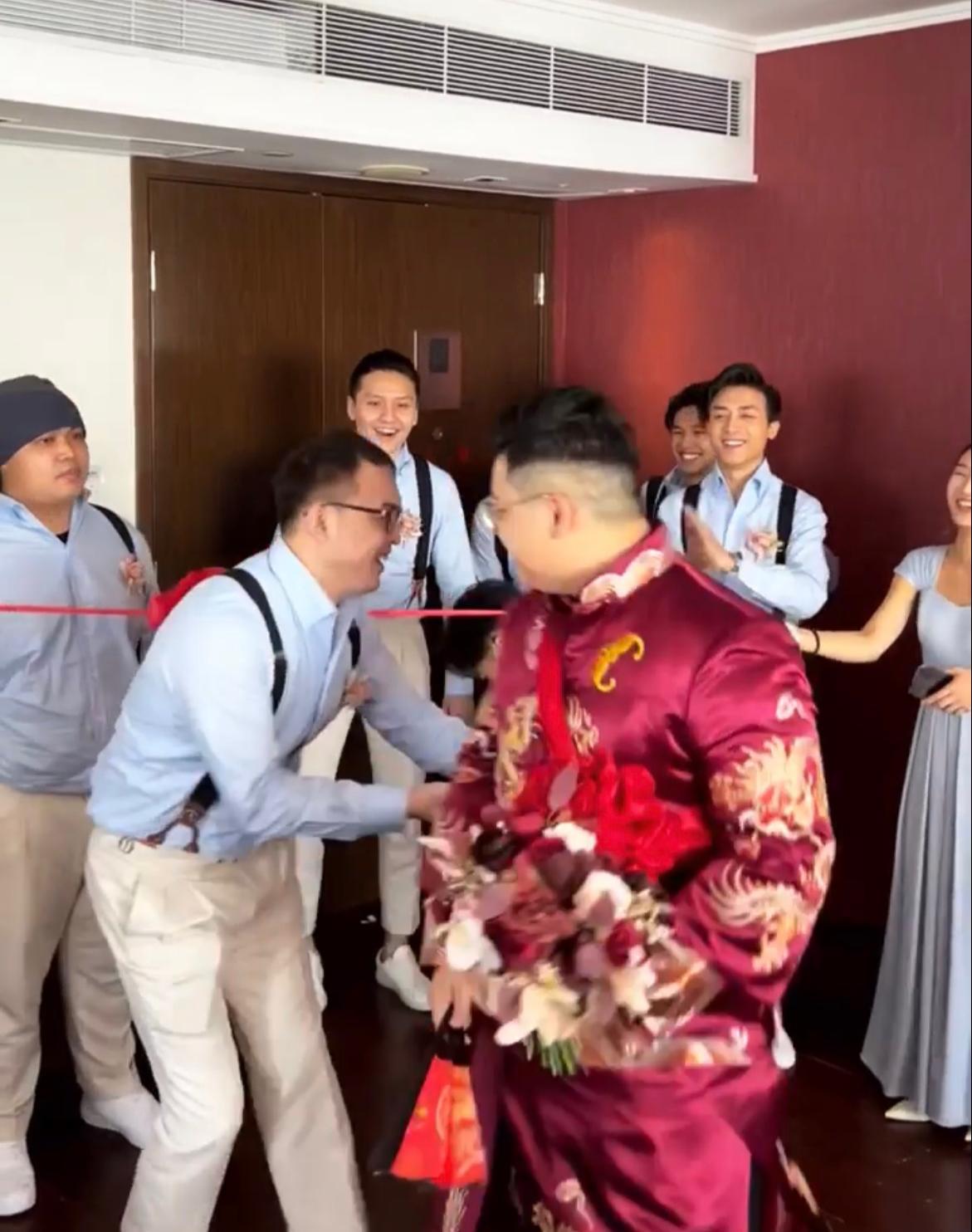 AK與一眾兄弟團玩遊戲,非常投入。