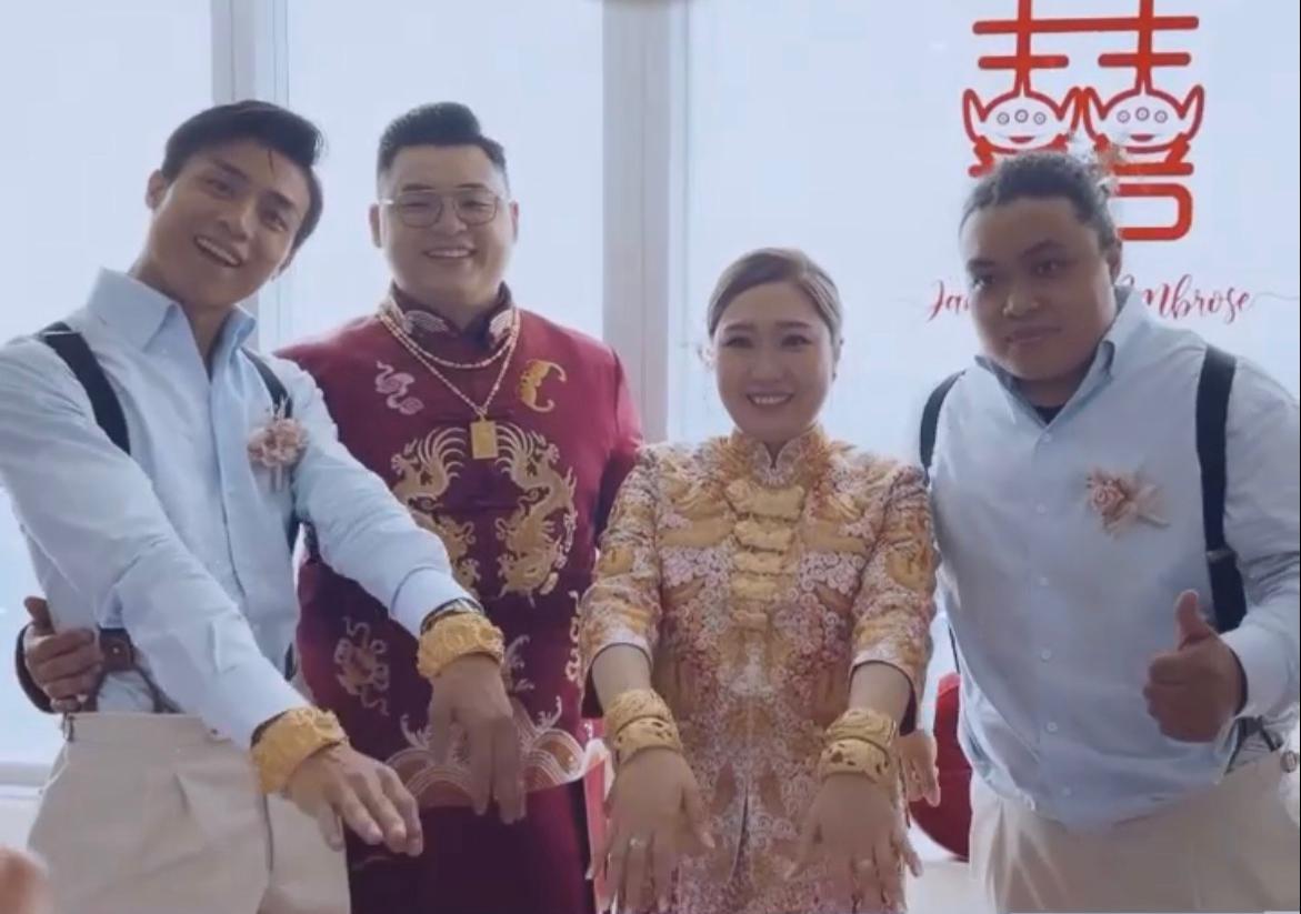 AK更搞笑地戴上一對龍鳳鈪與大哥大嫂合照。