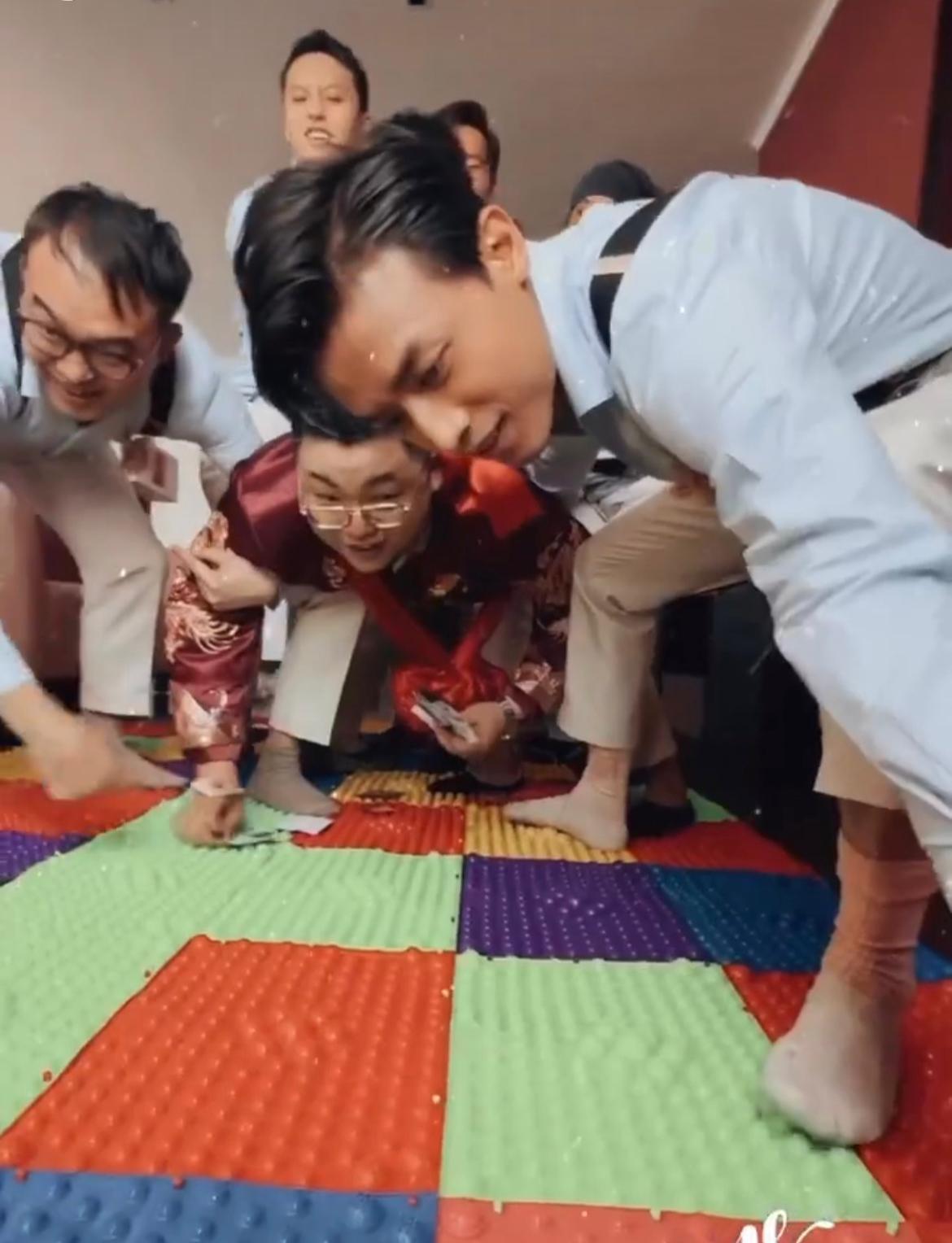 AK玩得投入非常落力。