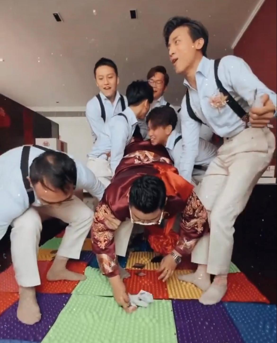 AK玩遊戲踩上石春板。