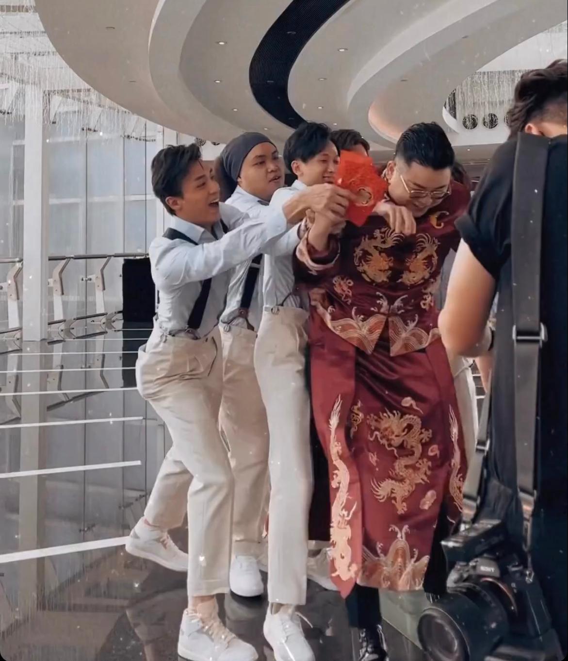 AK帶領6位兄弟一齊搶哥哥派的利是