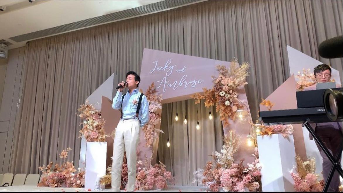 AK獻唱鄭伊健的《感激我遇見》助興。