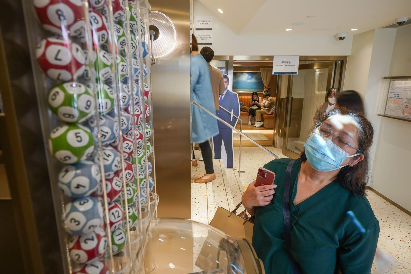 六合彩中秋金多寶9月13日攪珠,一注獨中頭獎達8000萬。(李睿哲攝)