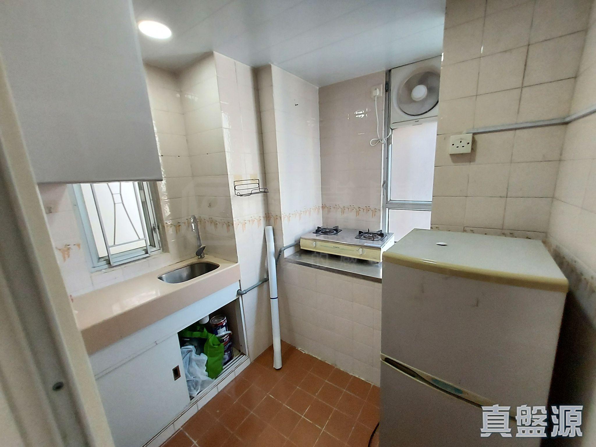 單位廚房面積頗闊落,更設有兩邊窗戶,空氣流通。(代理提供相片)