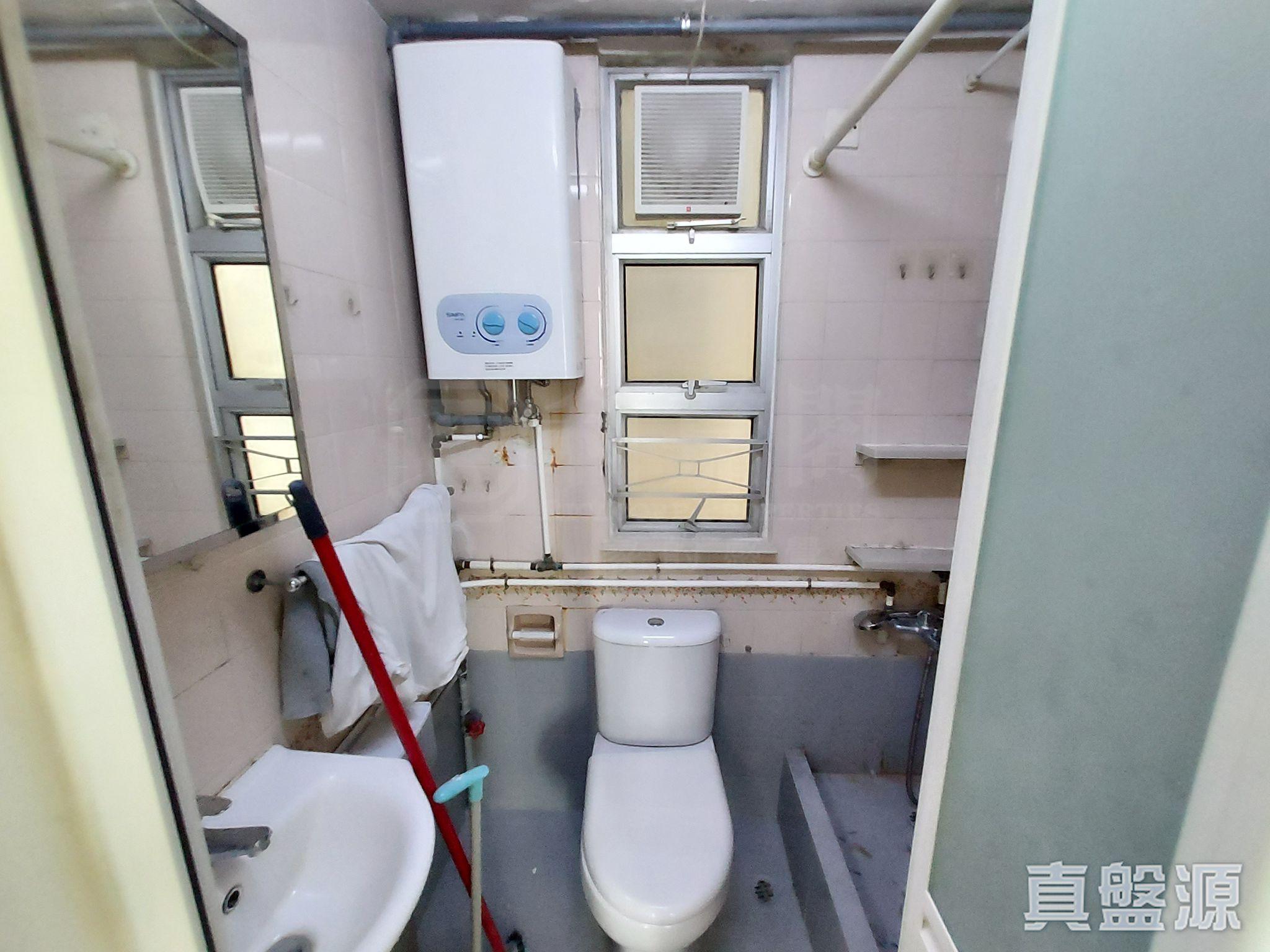 浴室屬明廁。(代理提供相片)