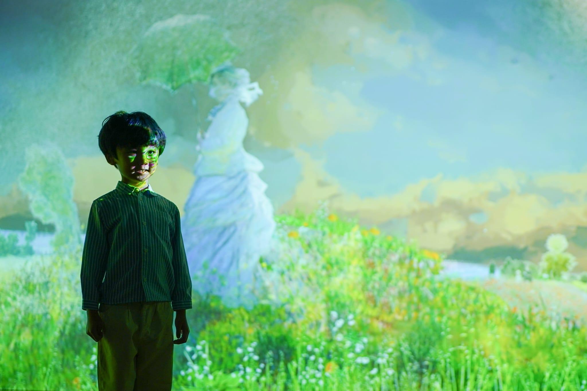 觀眾在36分鐘的光影盛宴中彷如置身莫內的世界之中。(李睿哲攝)