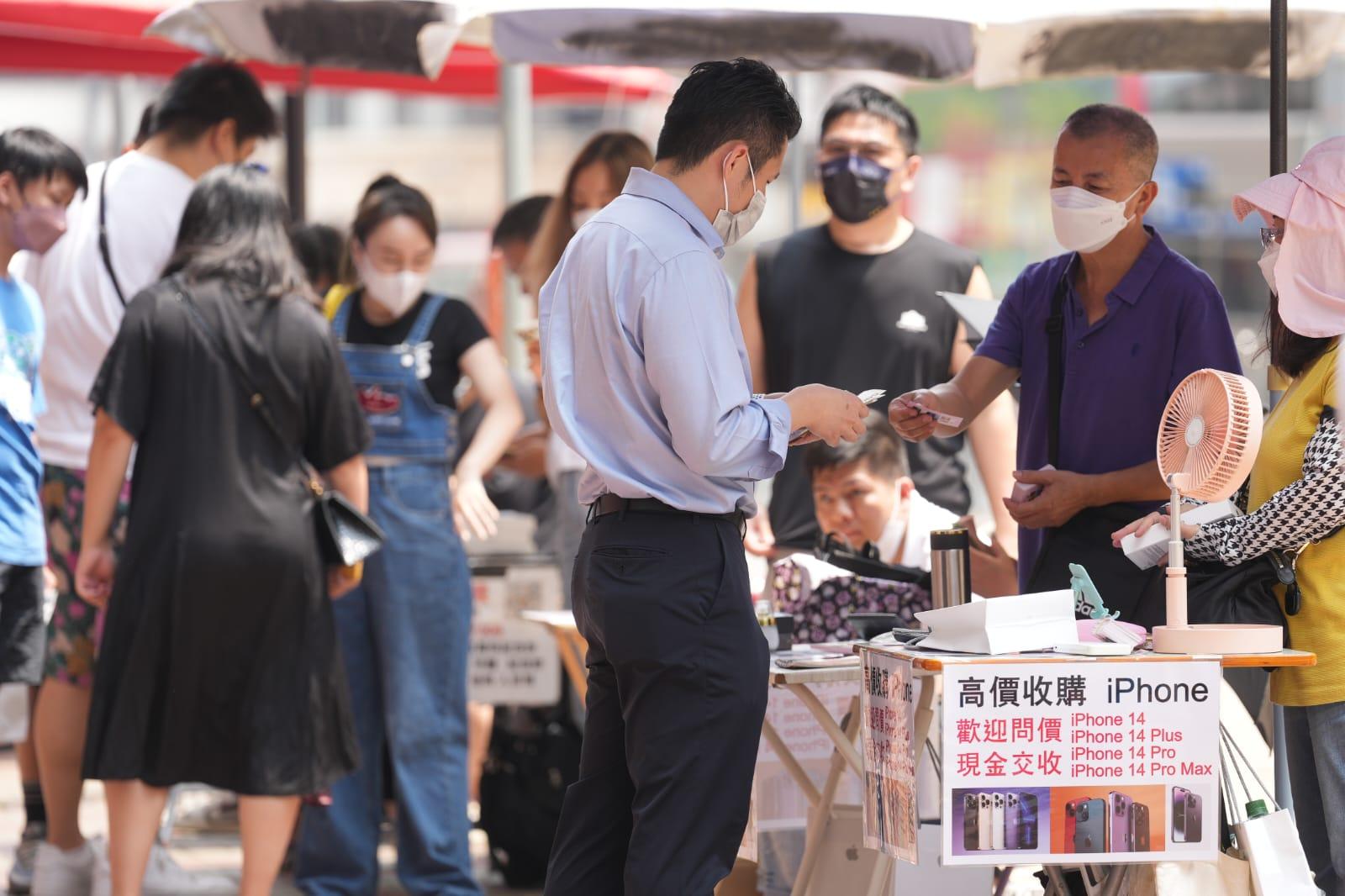 Apple iPhone 14 Pro系列開售,大批巿民到旺角先達廣場放機。(陳奕釗攝)