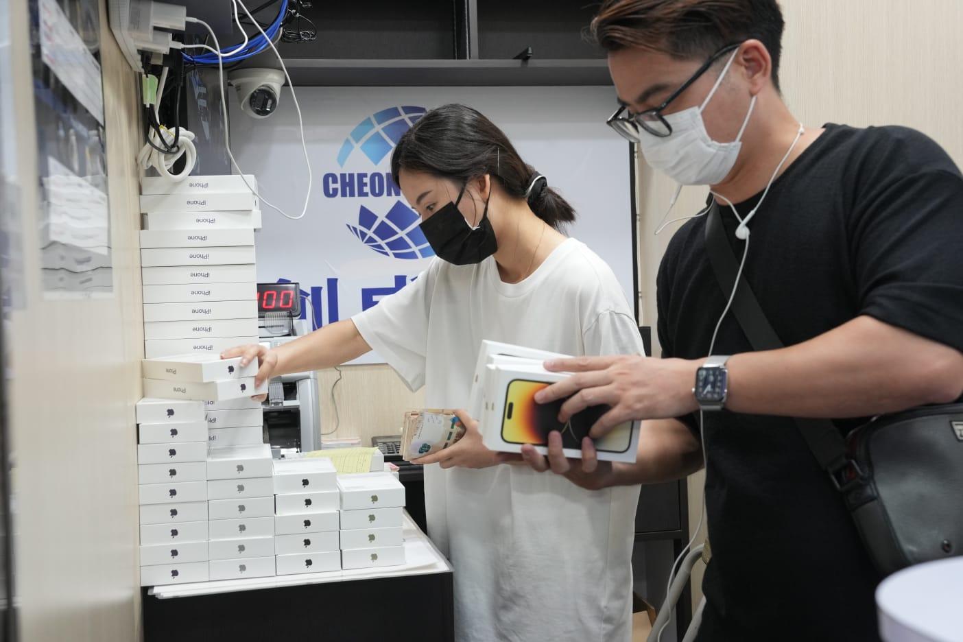 Apple iPhone 14 Pro系列開售,大批巿民到旺角先達廣場放機。(陳奕釗攝)