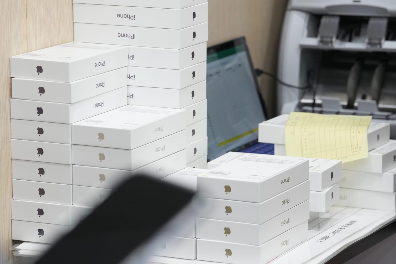 Apple iPhone 14 Pro系列開售,大批巿民到旺角先達廣場放機。(陳奕釗攝)