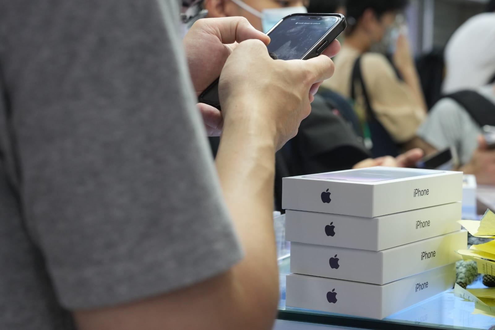 Apple iPhone 14 Pro系列開售,大批巿民到旺角先達廣場放機。(陳奕釗攝)