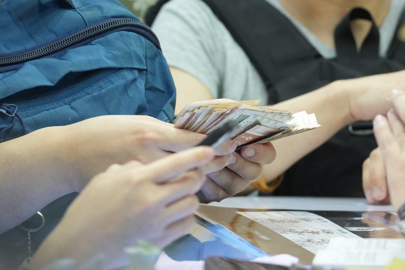 Apple iPhone 14 Pro系列開售,大批巿民到旺角先達廣場放機。(陳奕釗攝)