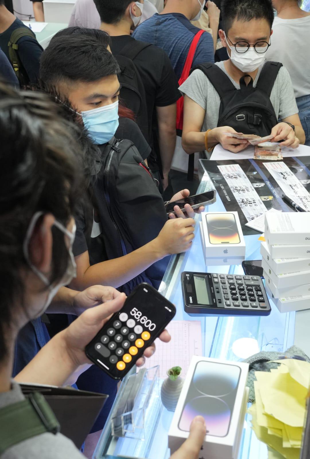 Apple iPhone 14 Pro系列開售,大批巿民到旺角先達廣場放機。(陳奕釗攝)