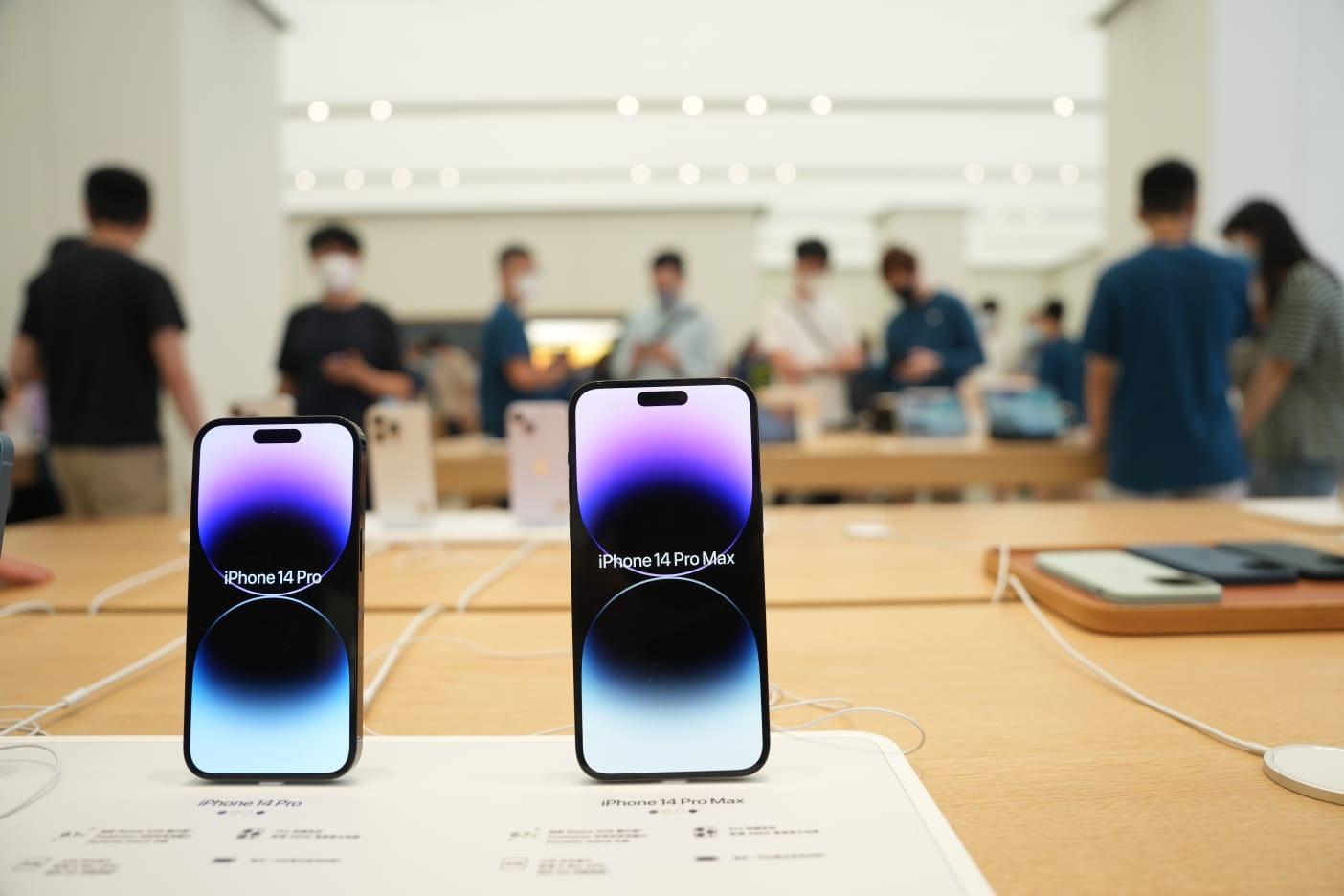 iPhone 14開賣。(陳奕釗攝)
