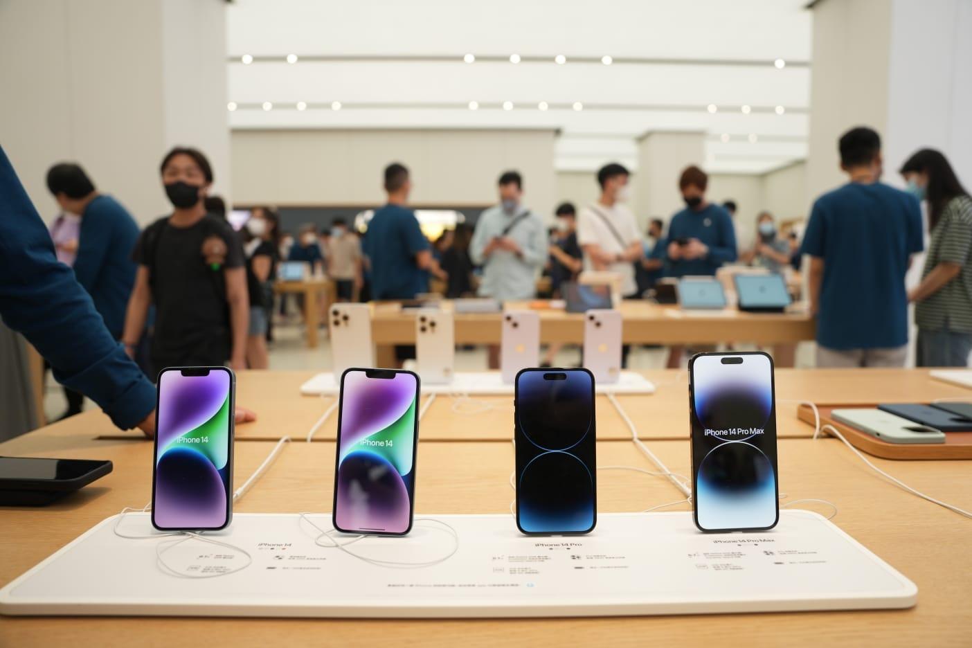 iPhone 14開賣。(陳奕釗攝)
