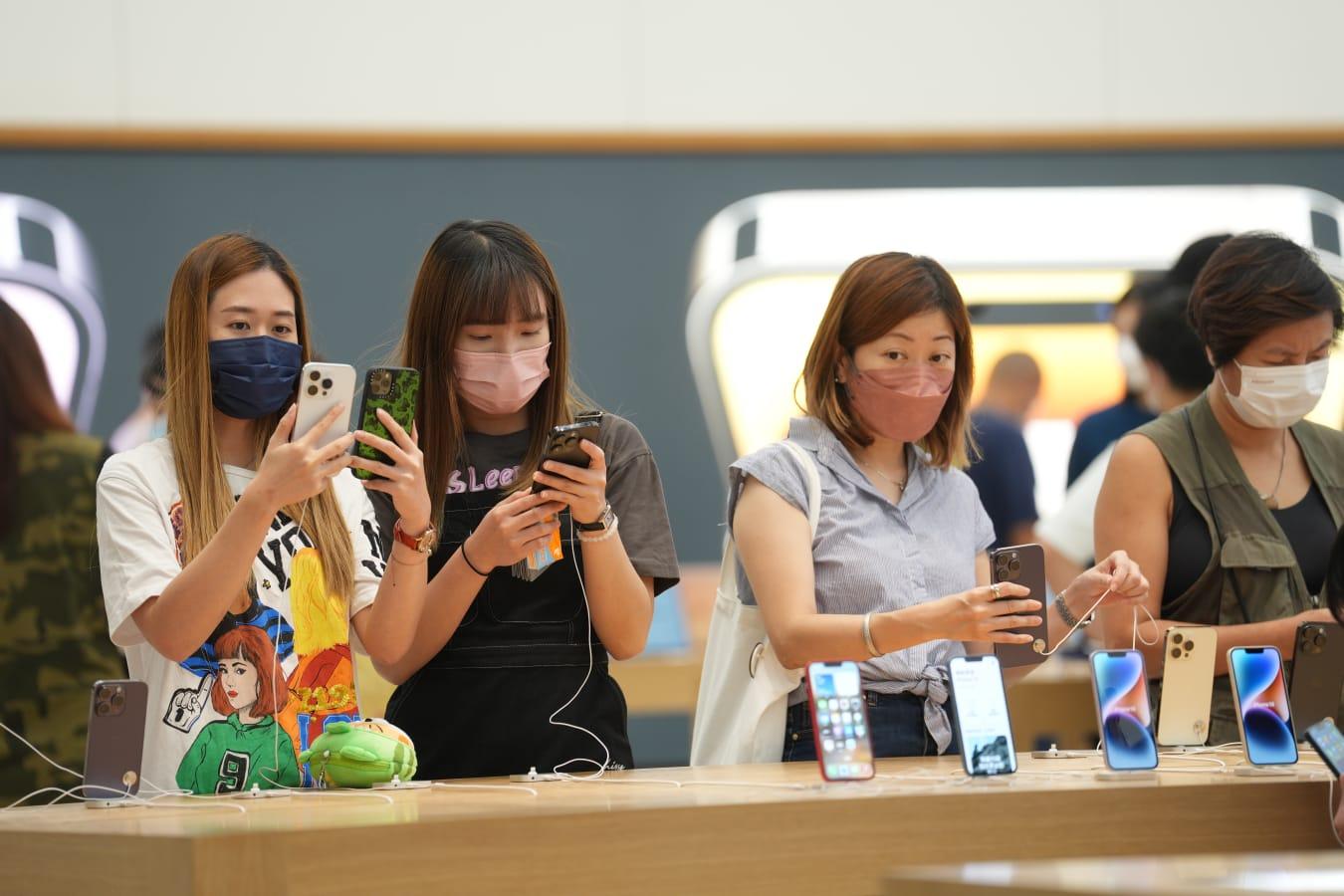 iPhone 14開賣。(陳奕釗攝)