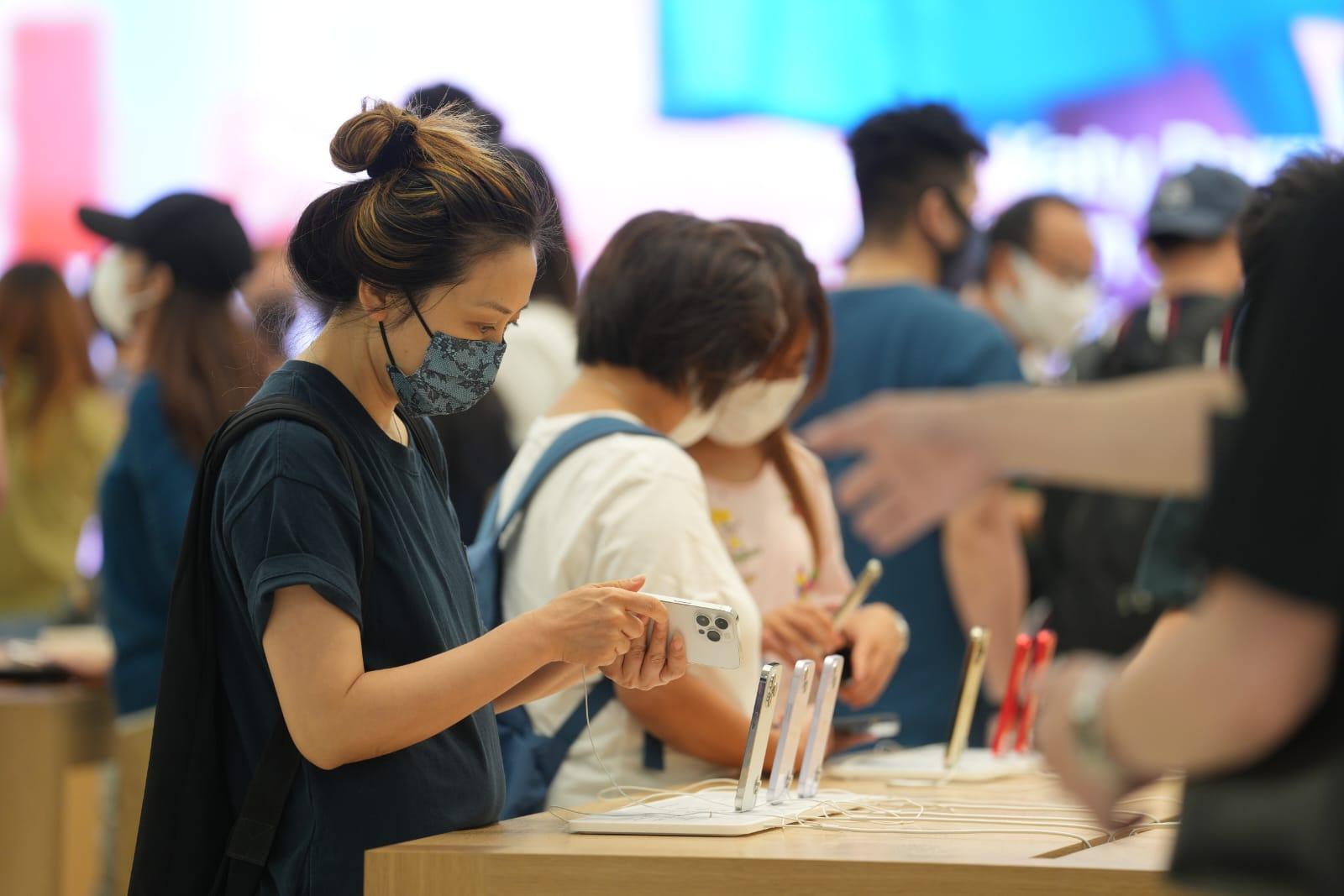 iPhone 14開賣。(陳奕釗攝)