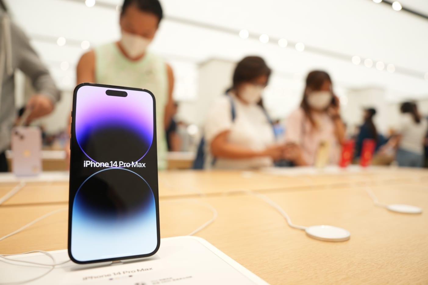 iPhone 14開賣。(陳奕釗攝)