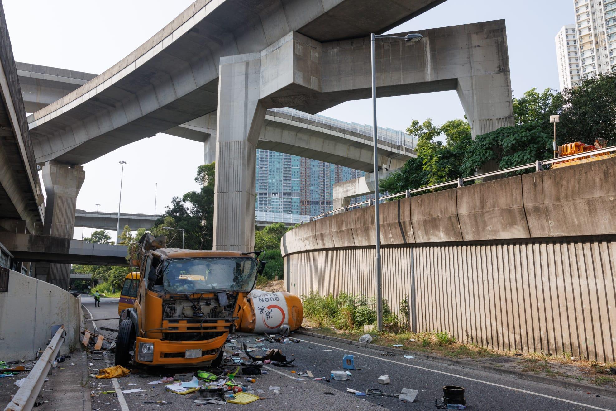 田螺車青沙公路墮橋壓校巴 釀至少1死4傷 (持續更新)
