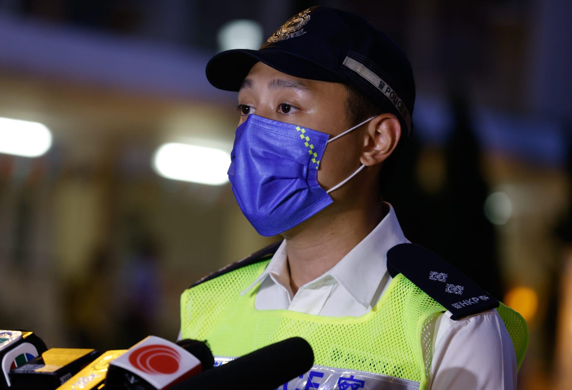 警方西九龍總區交通意外特別調查隊第一隊督察陳承仲向傳媒簡報案情。(蘇文傑攝)