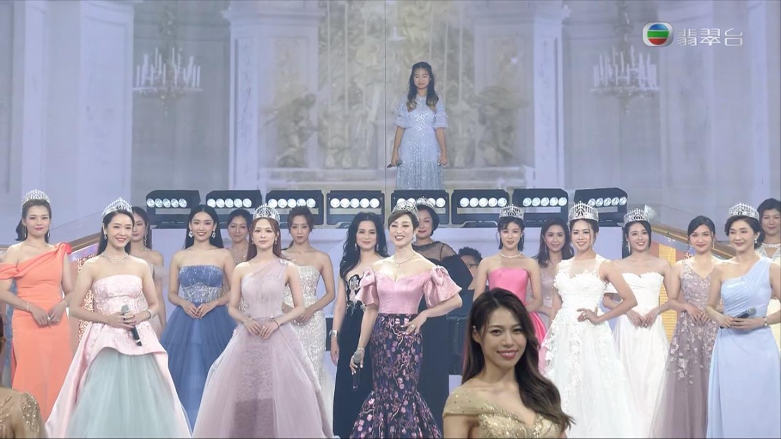 歷屆港姐在Celine的歌聲伴隨下,逐一走上舞台。