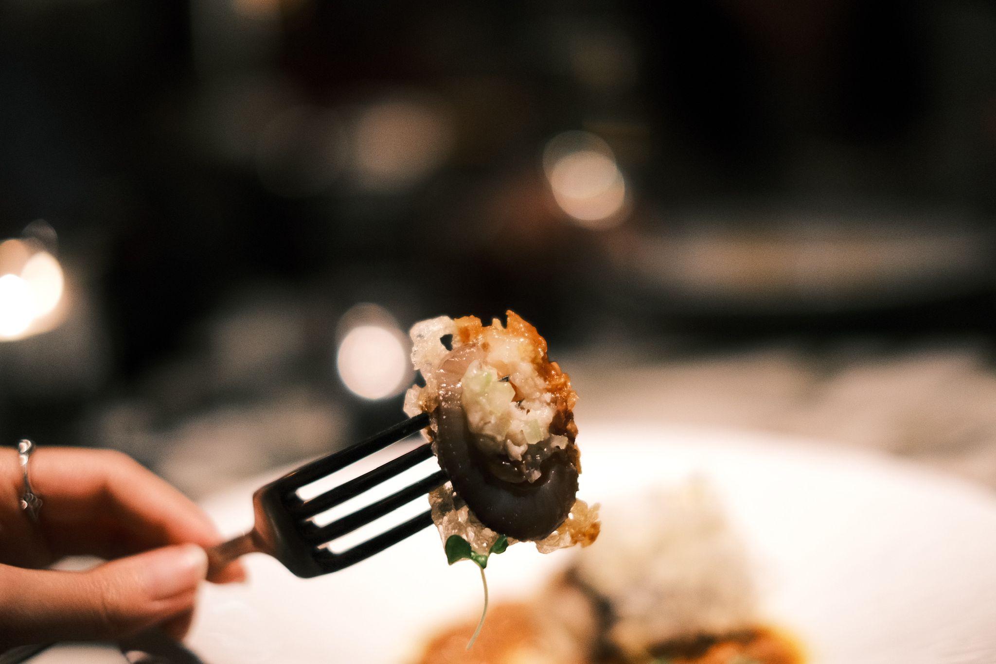 廚師將釀有蝦膠的海參以日本炸天婦羅的方法烹調