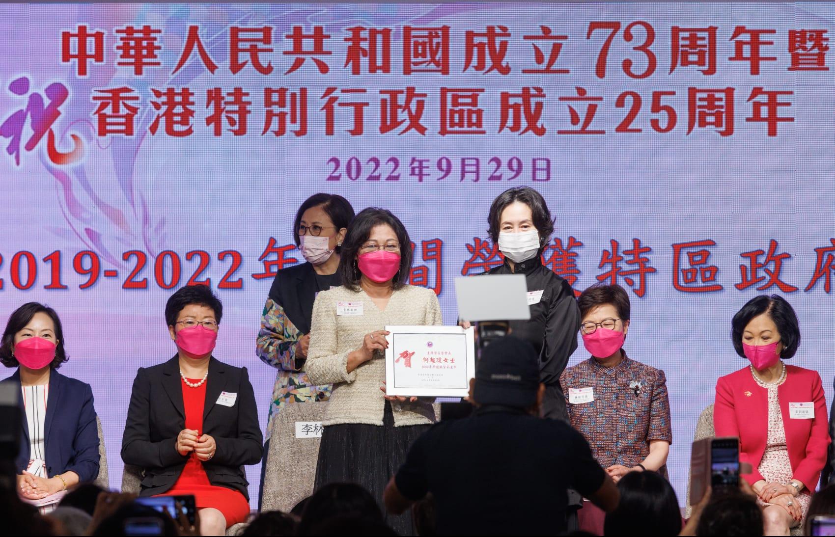 婦協辦家書活動慶回歸 特首夫人︰婦女在港「頂住半邊天」