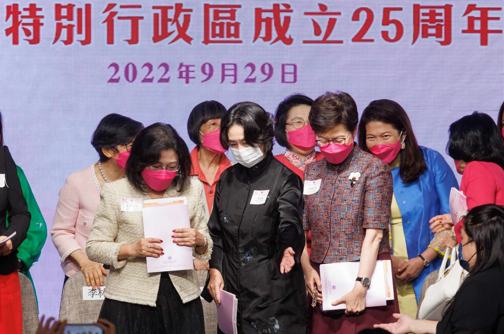 婦協辦家書活動慶回歸 特首夫人︰婦女在港「頂住半邊天」