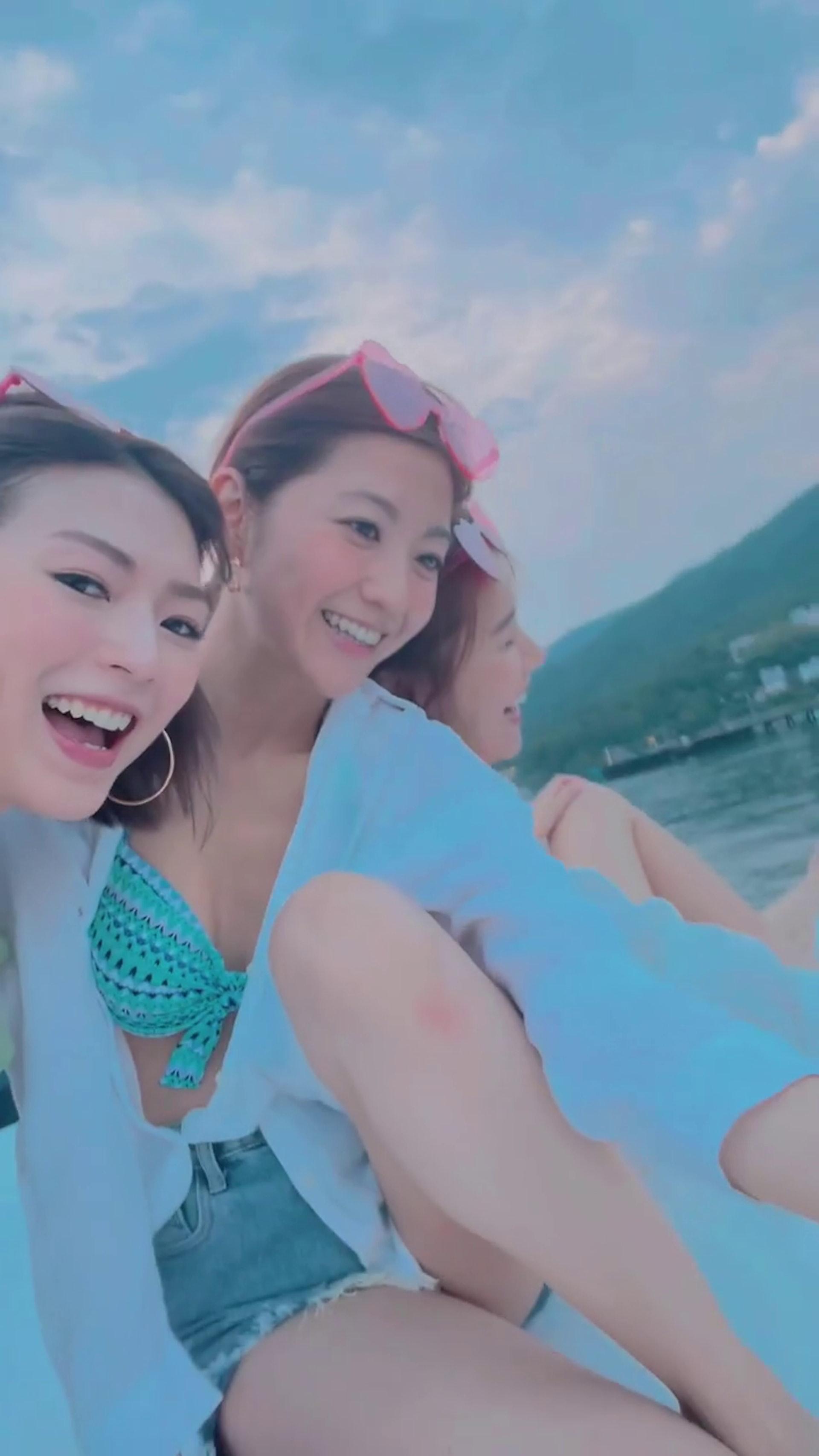 三人各自拎起手機自拍,可見Yoyo當天的泳裝正面。