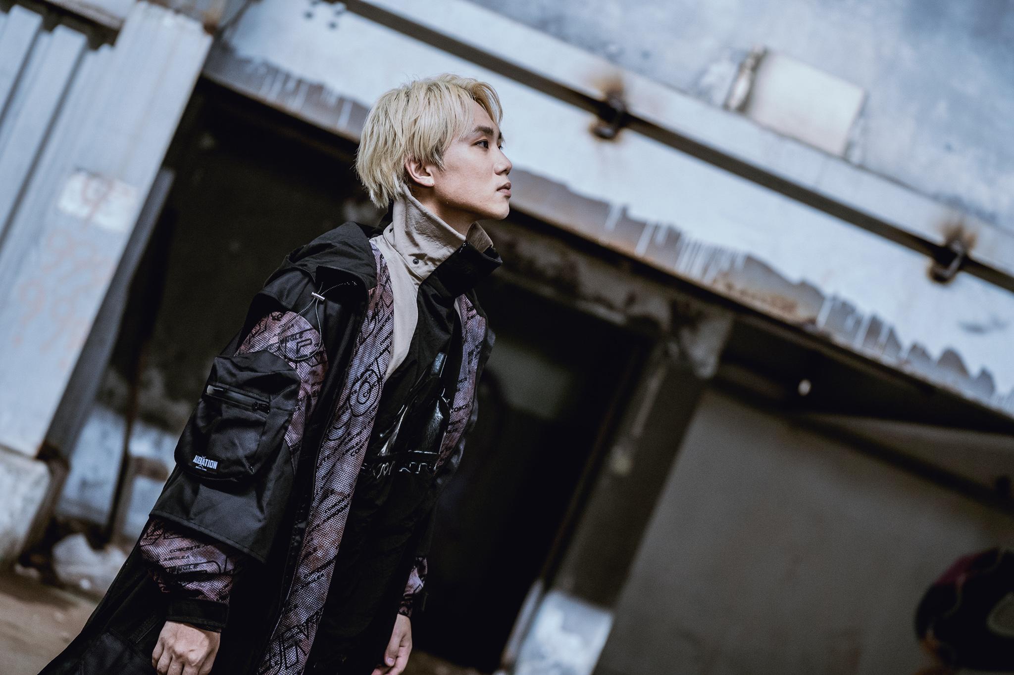 CY在《罐頭湯》MV中,一人分飾兩角,其中一角色是「忠於自己」的國王。