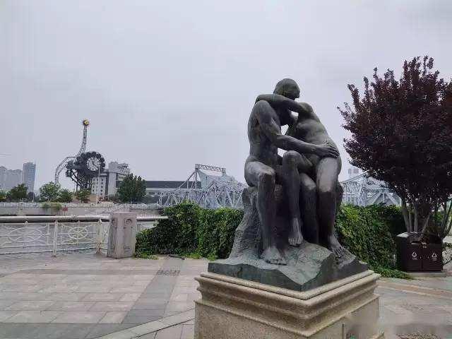 有網民以天津河邊的雕像,與上海夏都小鎮的雕像作對比。(互聯網)