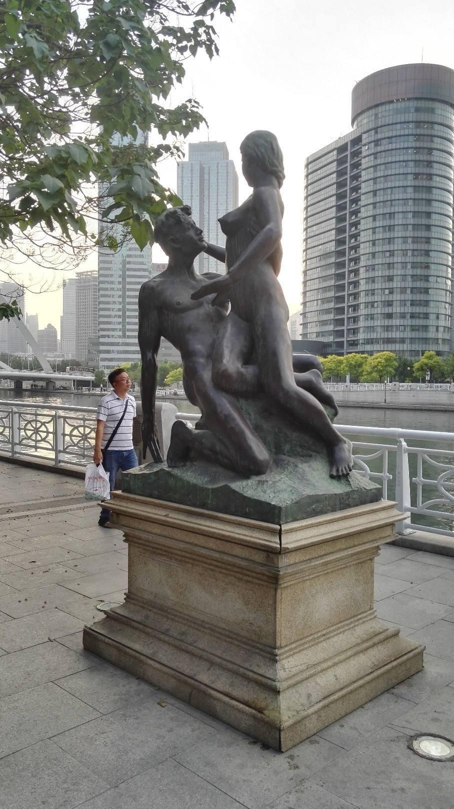 有網民以天津河邊的雕像,與上海夏都小鎮的雕像作對比。(互聯網)