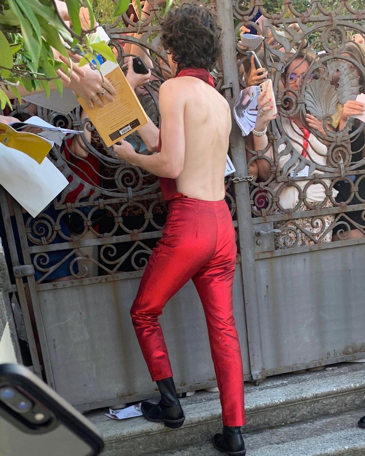 添麥菲穿大露背行威尼斯影展紅地毯