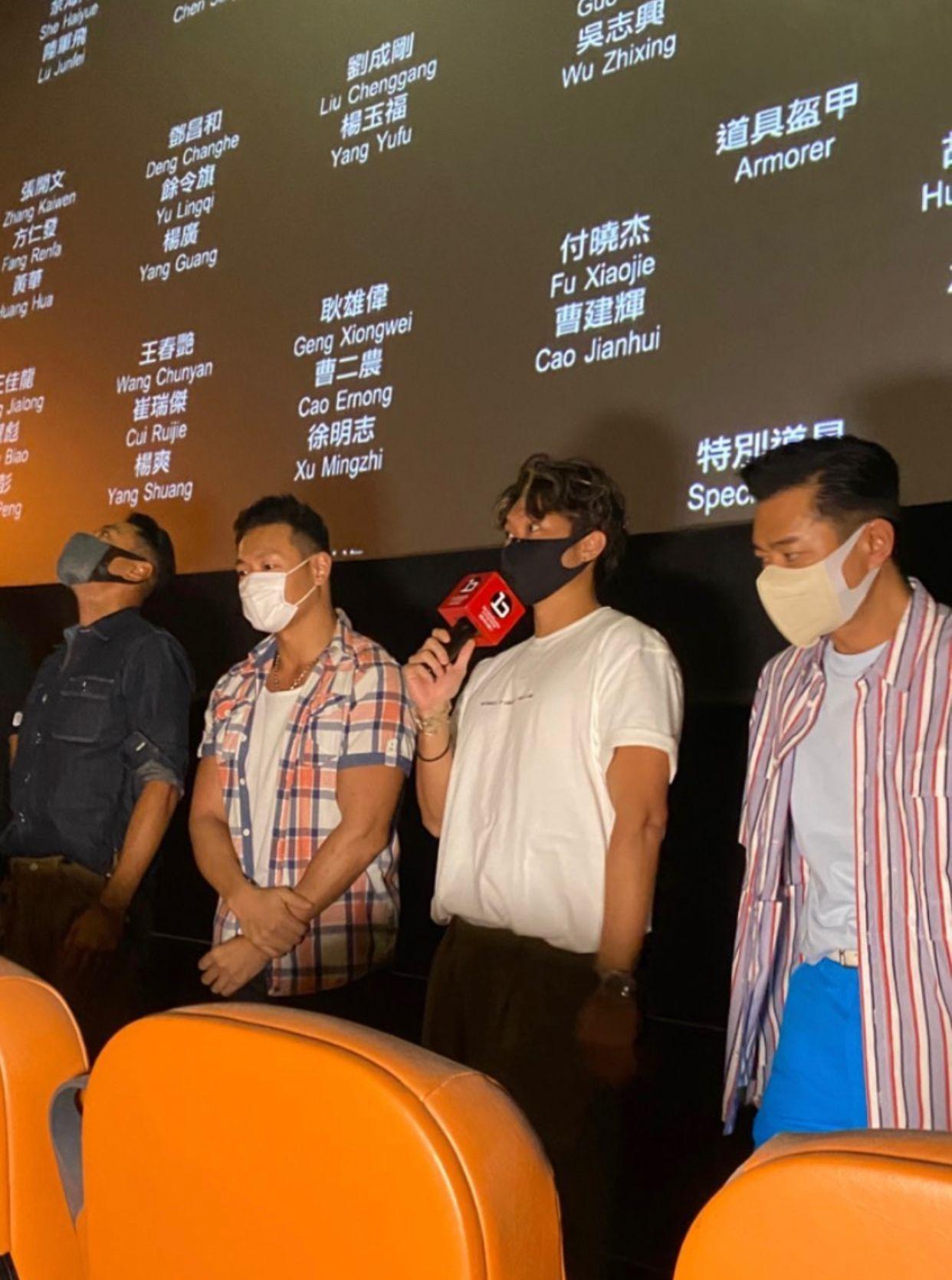 古天樂到戲院獲一家大細影迷支持,場面熱鬧。