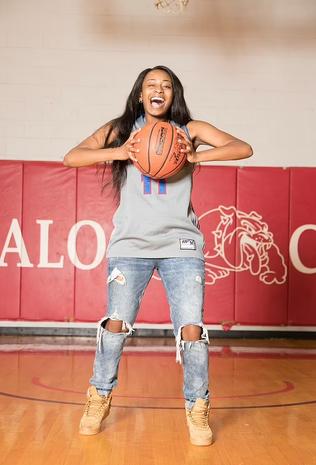 被行李輸送帶「殺死」的湯普森,生前熱愛籃球。(互聯網)