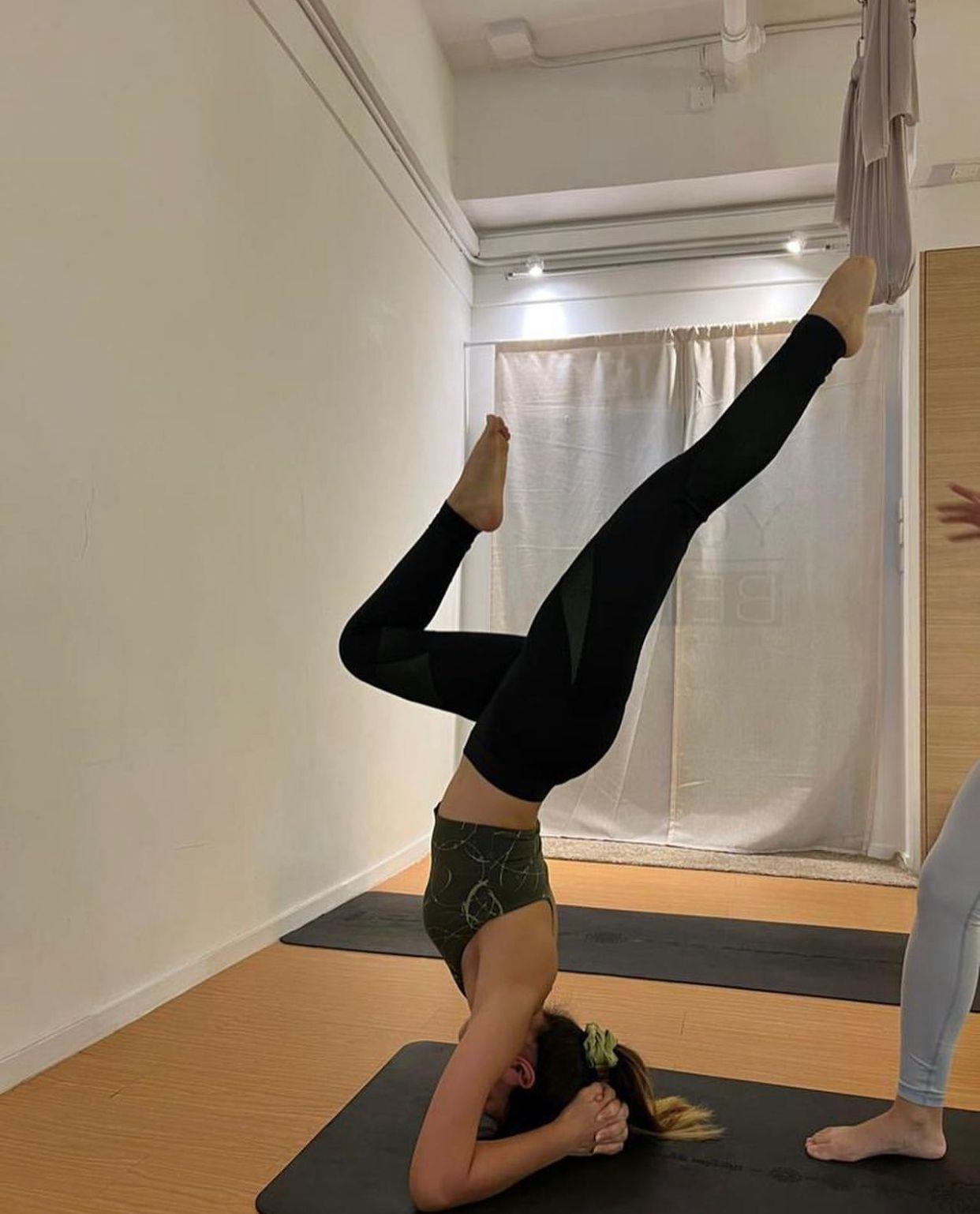 Celine妹妹暑假期間與妹妹玩瑜伽。