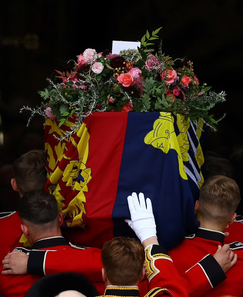 女王靈柩上的花採摘於白金漢宮。(互聯網)