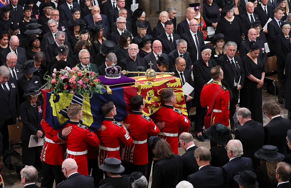 女王靈柩上放著王冠、權杖及花球等。(互聯網)