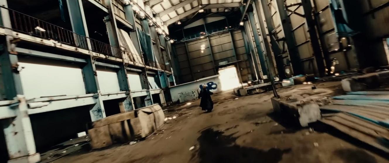 CY為新歌MV走到貨倉進行拍攝。