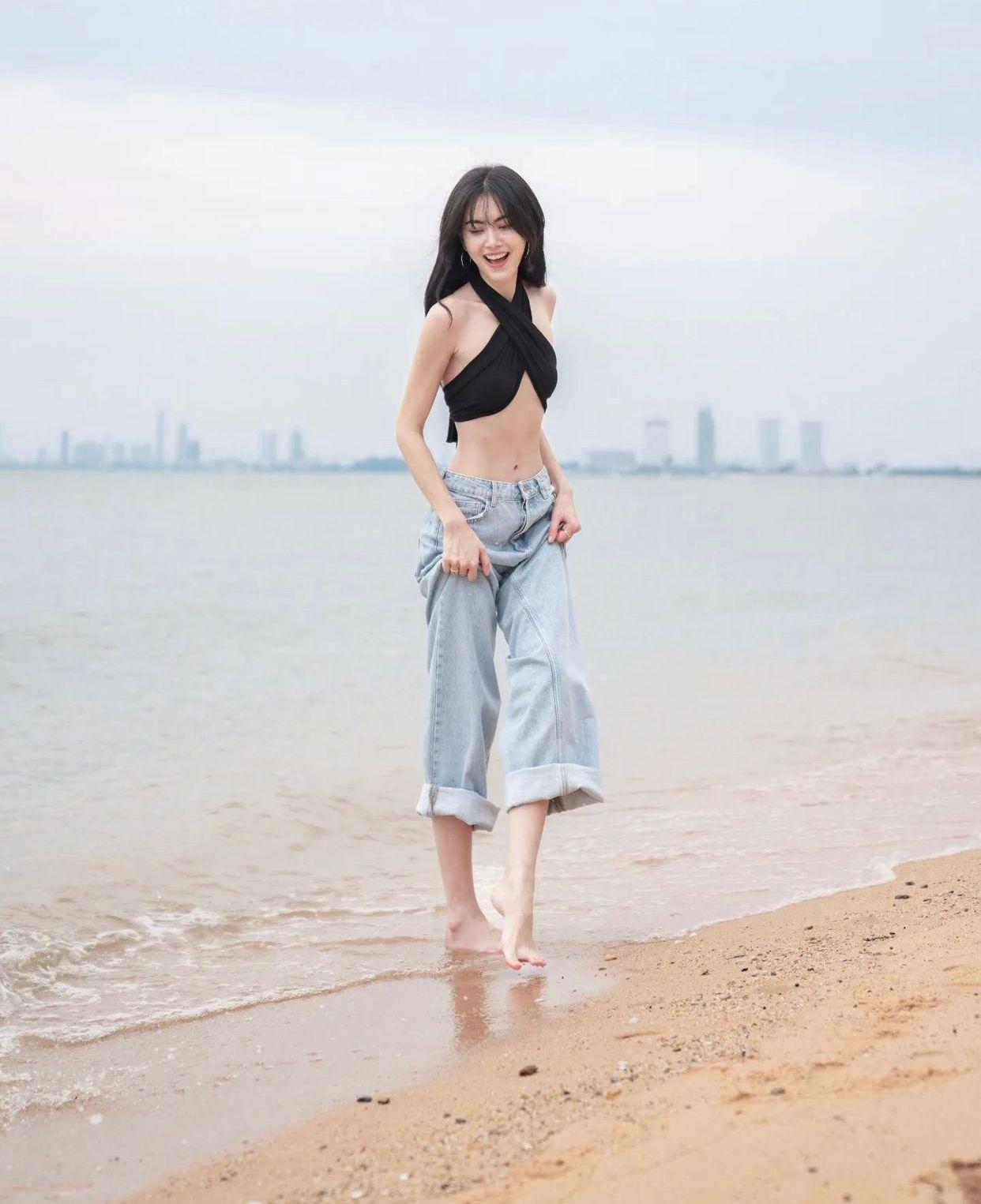 30歲的Davika今日於IG分享一組海邊靚相。