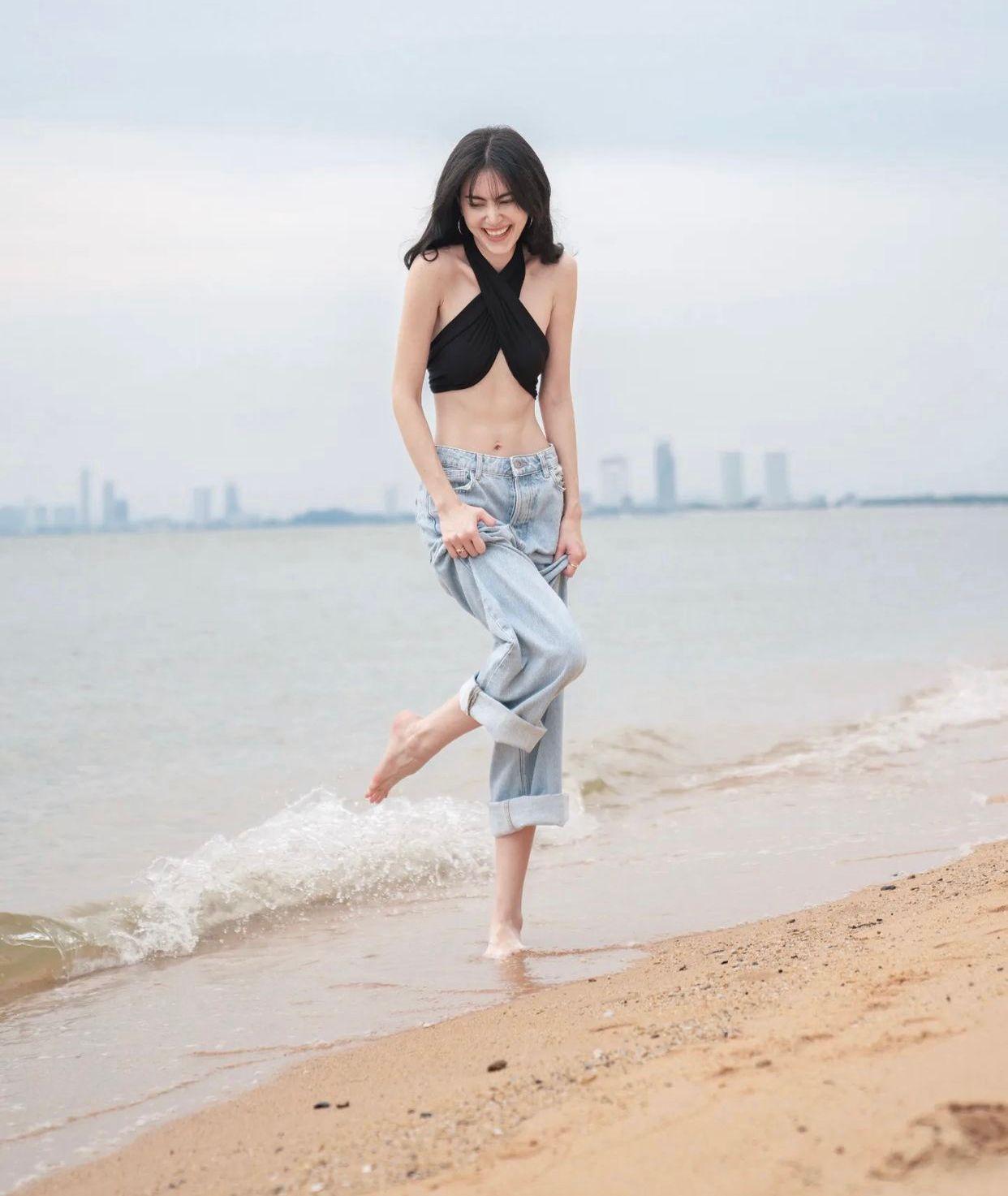 30歲的Davika今日於IG分享一組海邊靚相。