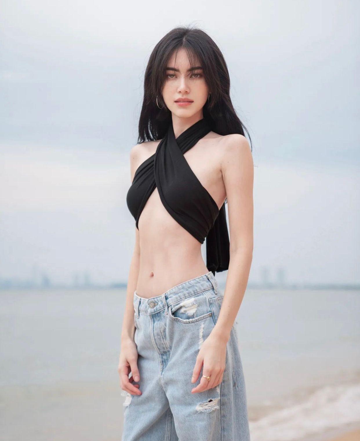 30歲的Davika今日於IG分享一組海邊靚相。