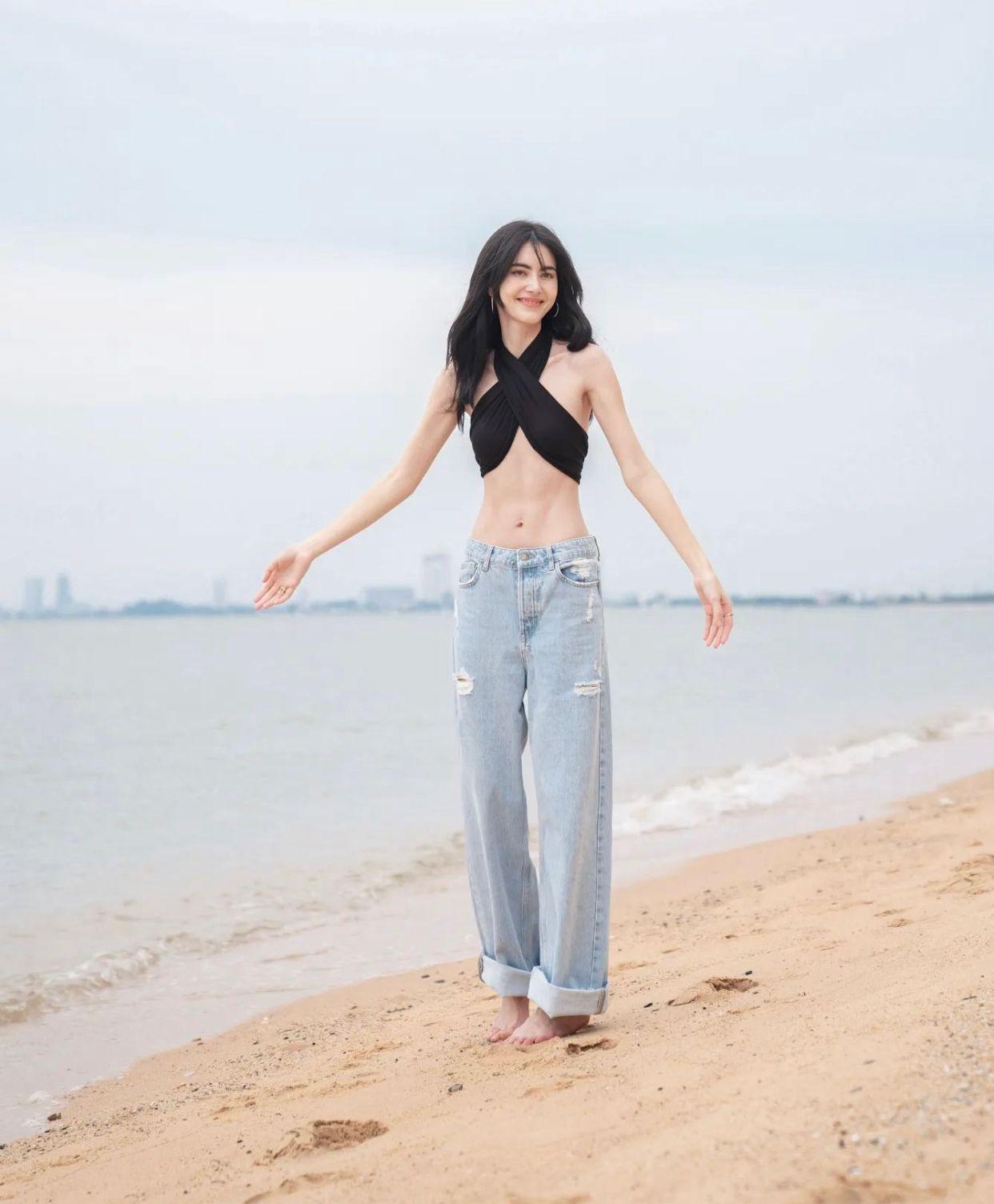 30歲的Davika今日於IG分享一組海邊靚相。